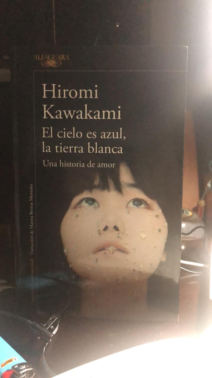 El libro nuestro de cada martes: El cielo es azul, la tierra es blanca de Hiromi Kawakami